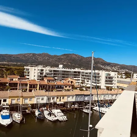 Serenity, Canal, Amarre, Piscine Et Jacuzzi アパート